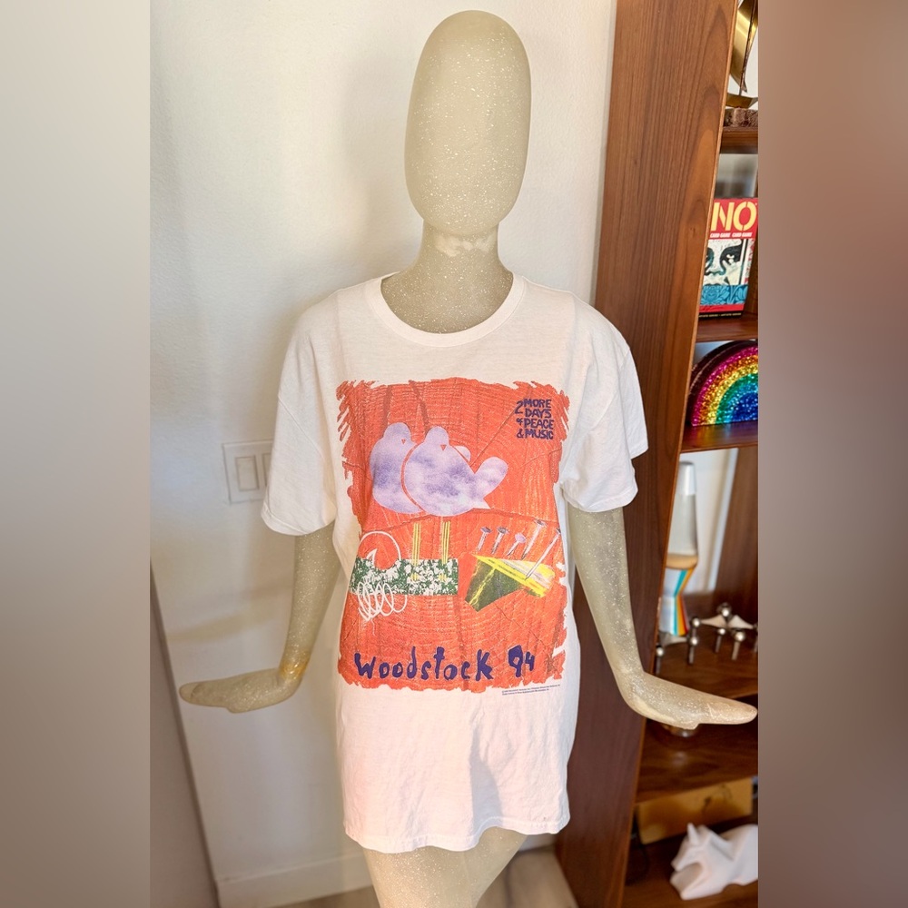 VINTAGE '94 Woodstock White Short Sleeve T-Shirt. Size Medium